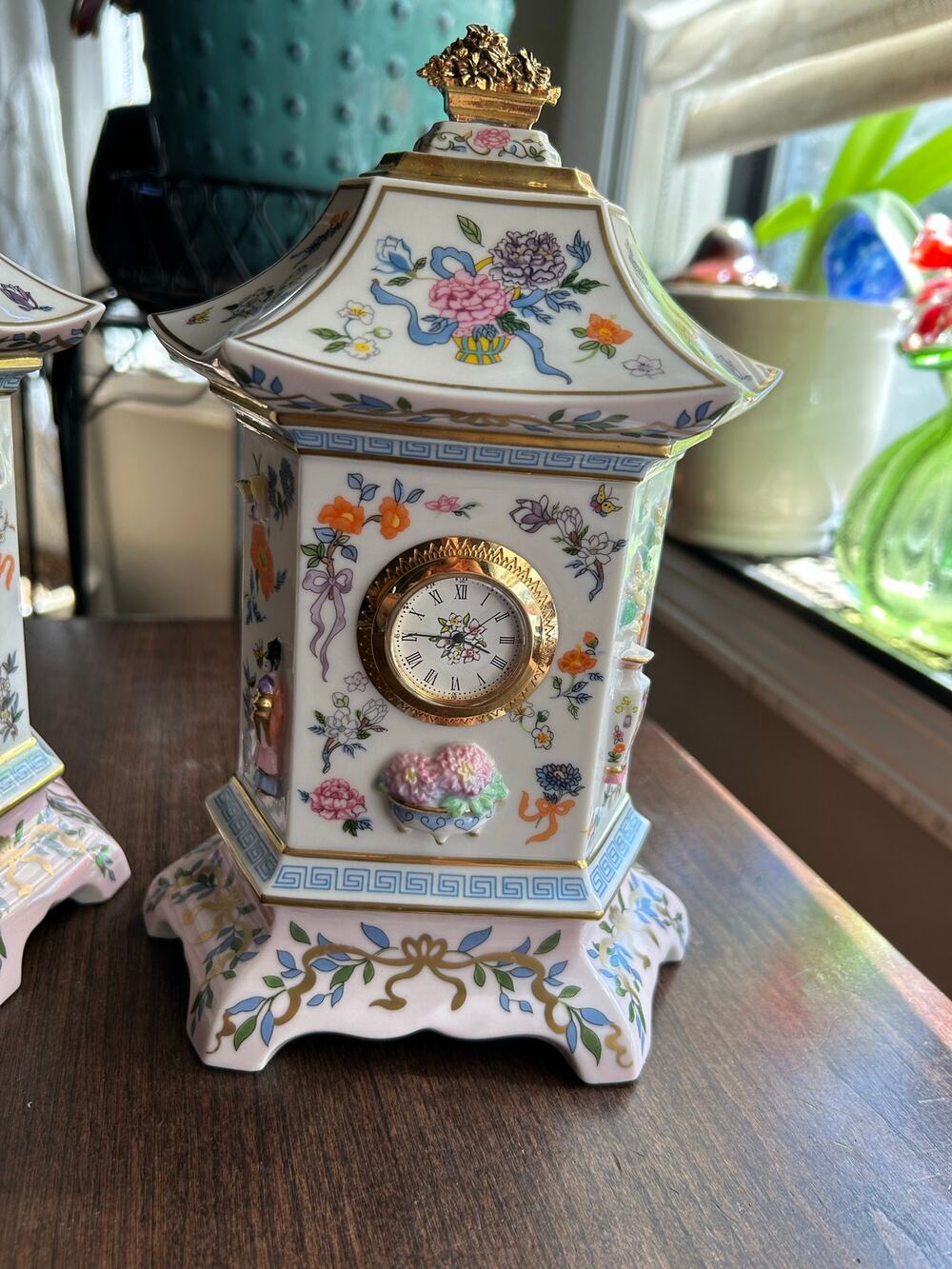 Vintage porcelain mantel clock of One Hundred Flowers Dawen Wang Franklin Mint